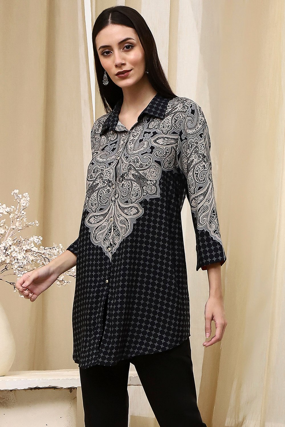 Black Printed Shirt-Style Straight Short Kurta image number 2