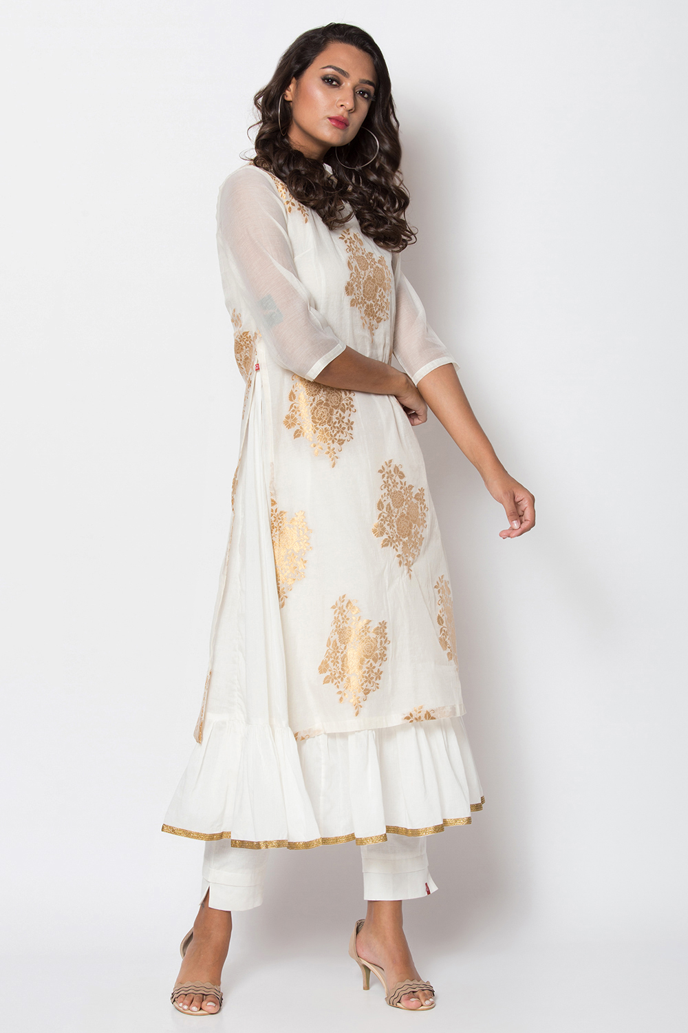 Off White Poly Metallic Cotton Flared Yarndyed Kurta image number 2