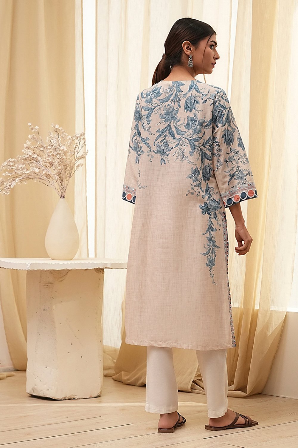 Beige and Blue Cotton Floral Straight Kurta image number 3