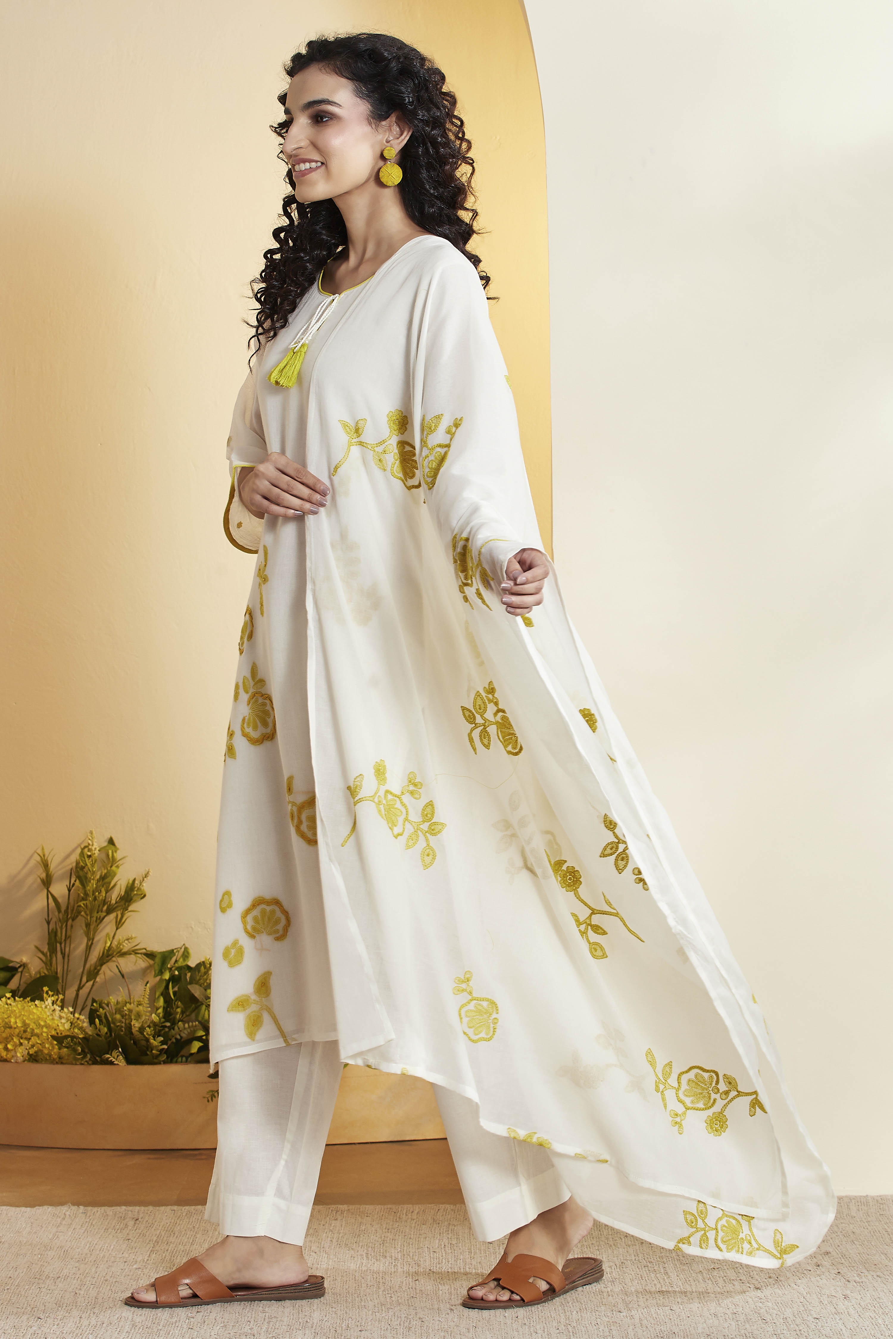 White & Red Viscose Rayon Floral Embroidered Kurta Set image number 4