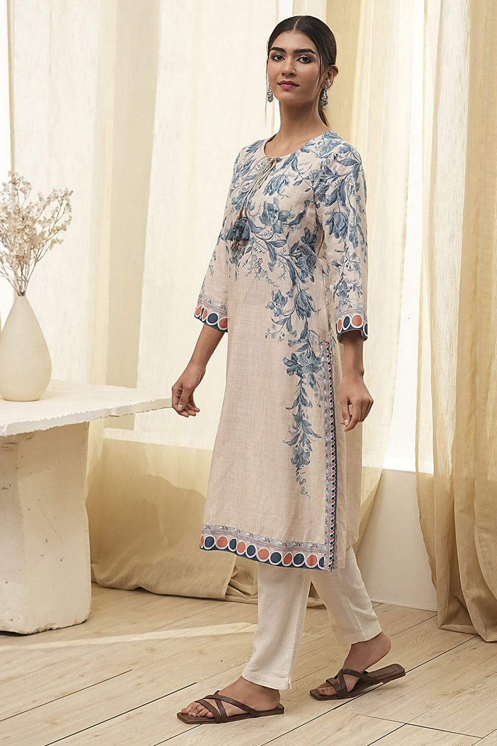 Beige and Blue Cotton Floral Straight Kurta image number 2