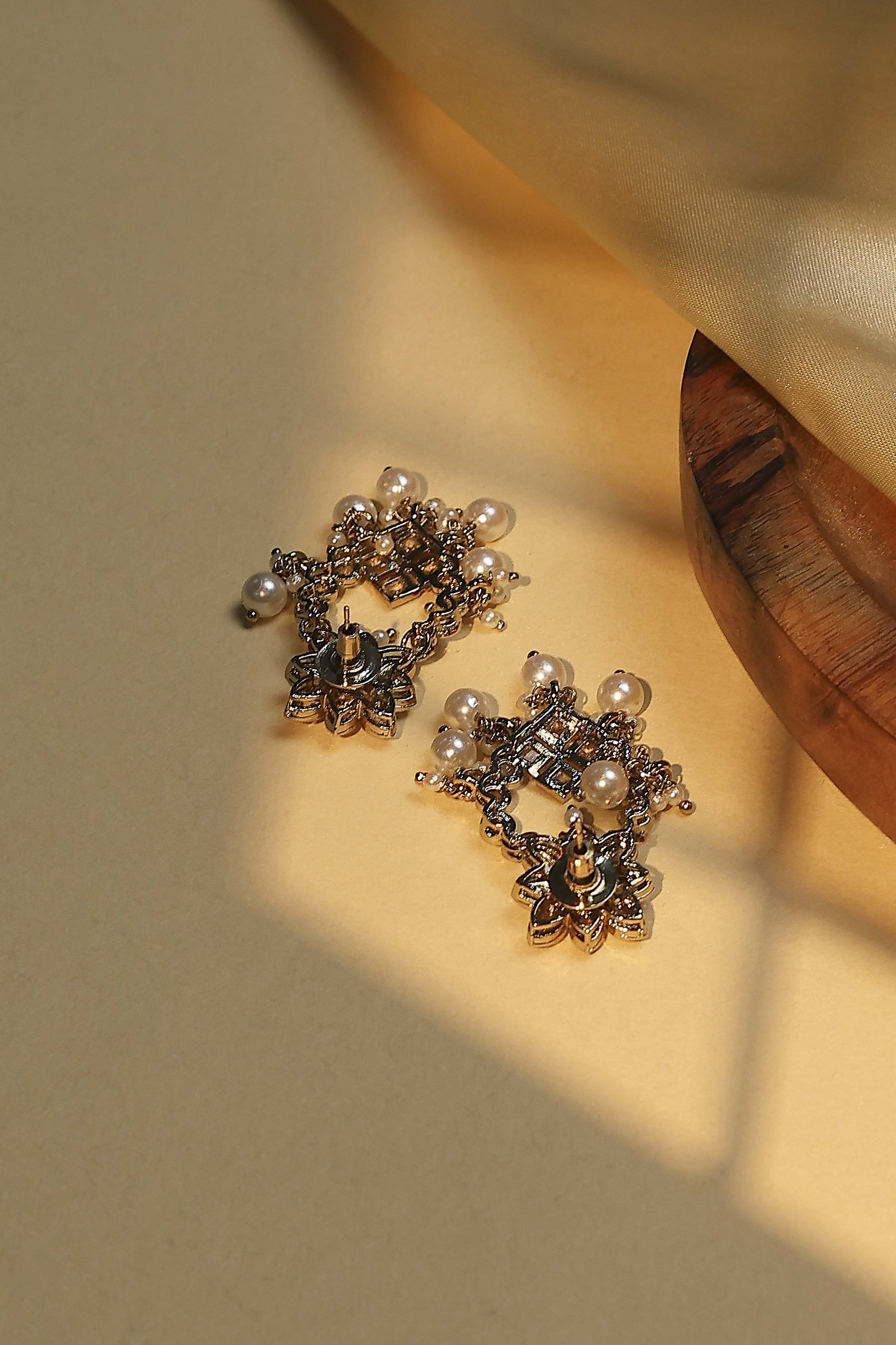 White Pearl Earrings image number 2