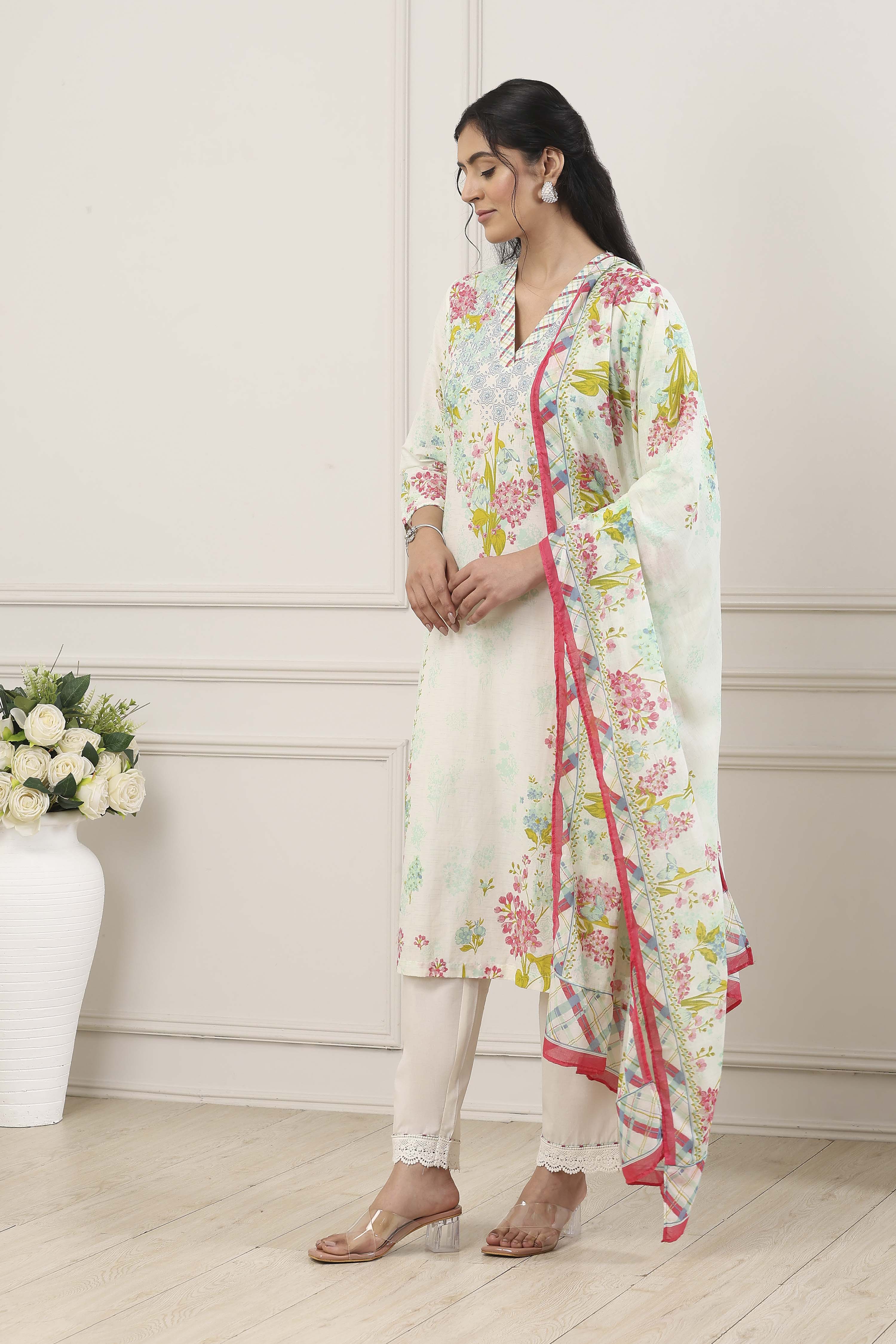 White Cotton Floral Printed Straight Suit Set image number 3