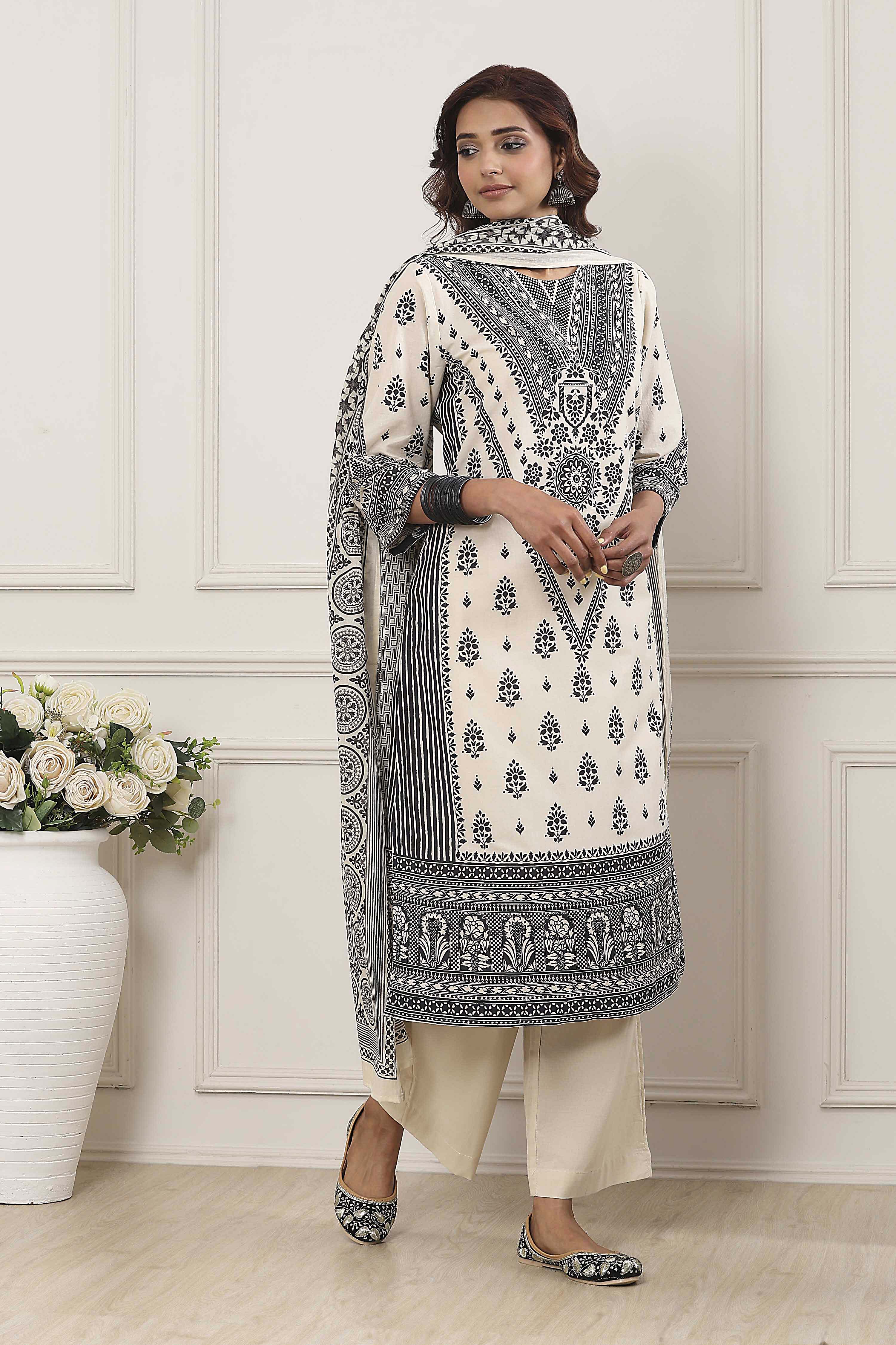 Black Cotton Printed Straight Suit Set image number 5