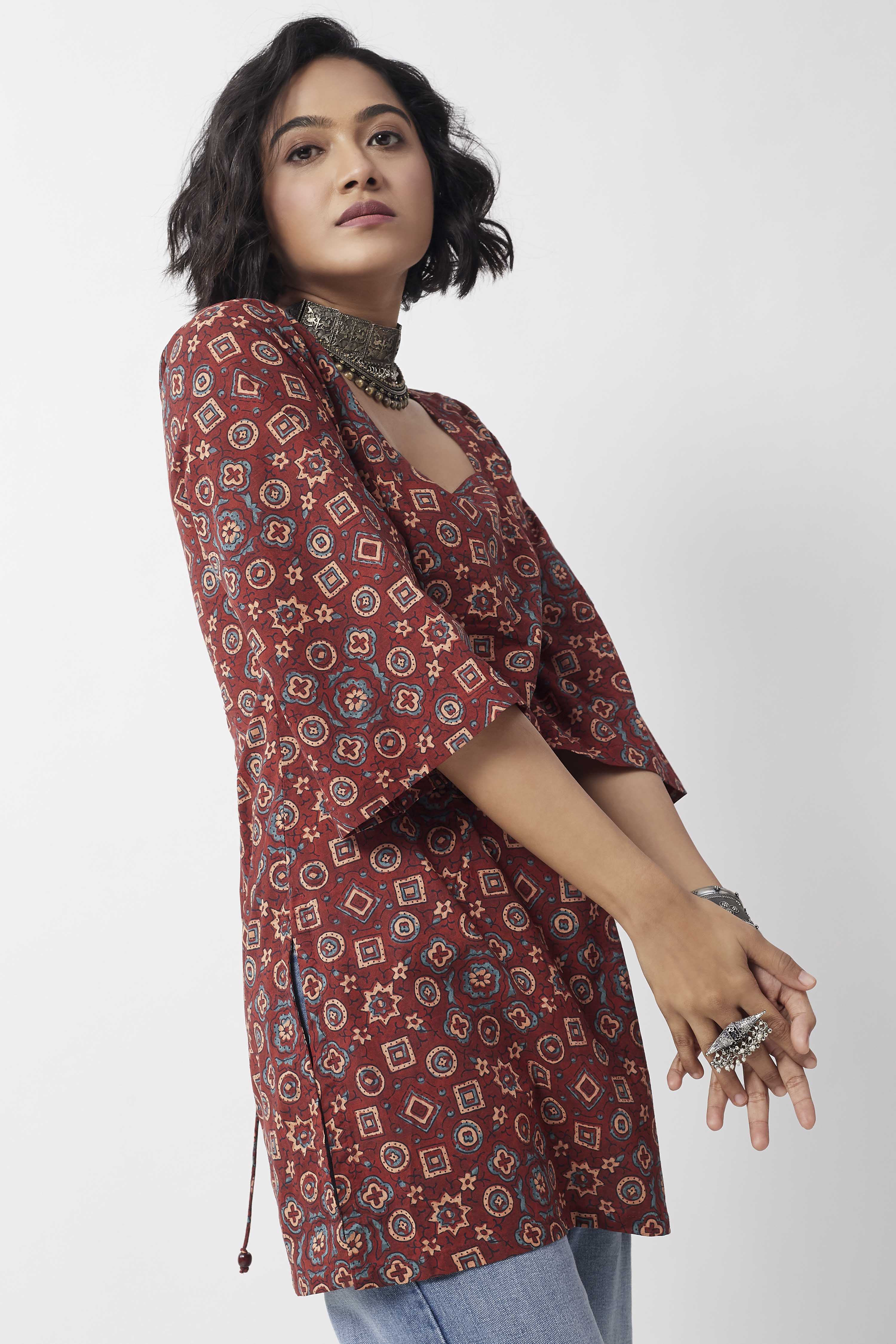 Maroon Cotton Geometric Printed Straight Kurti image number 4
