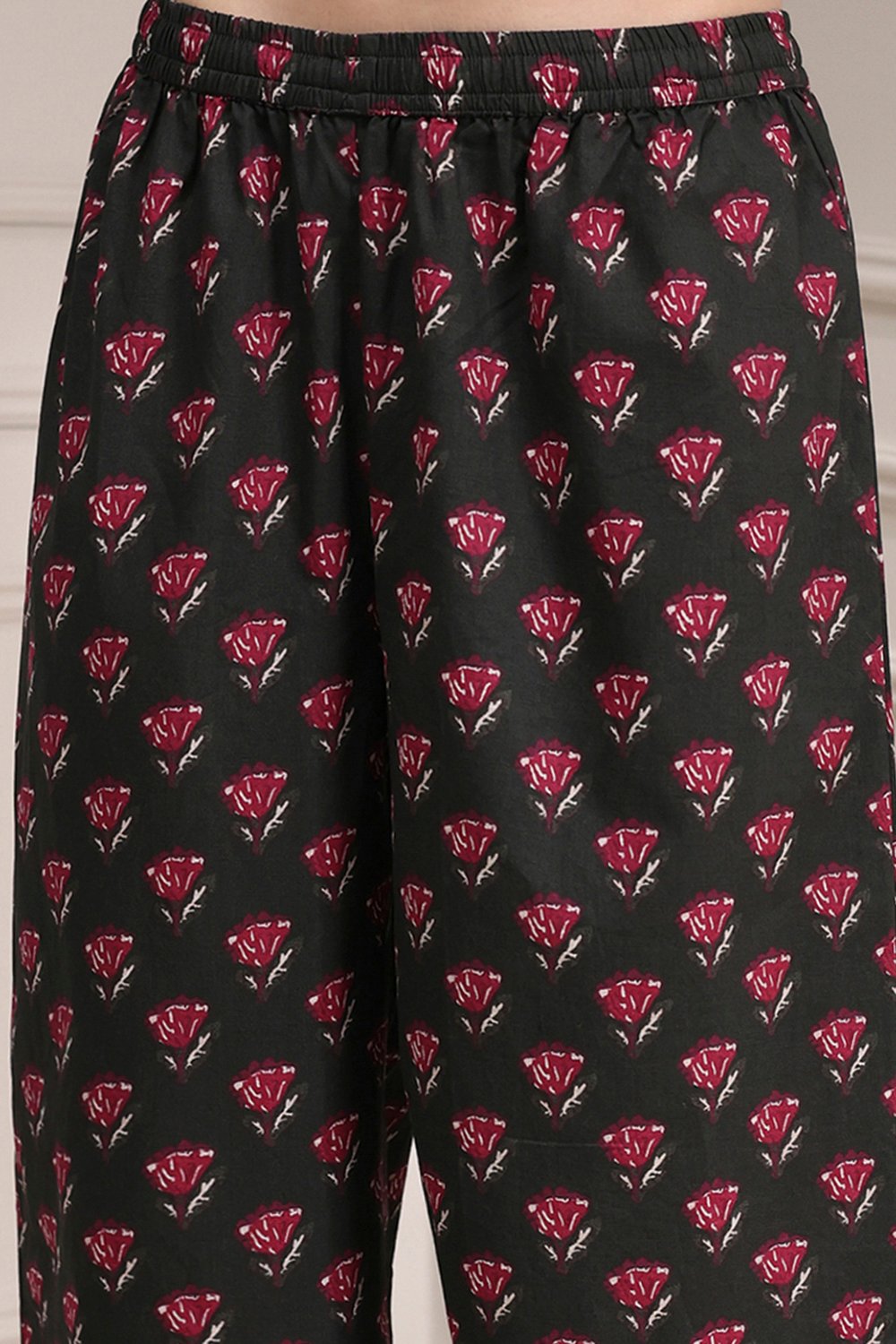 Black Cotton Printed Straight Suit Set image number 2
