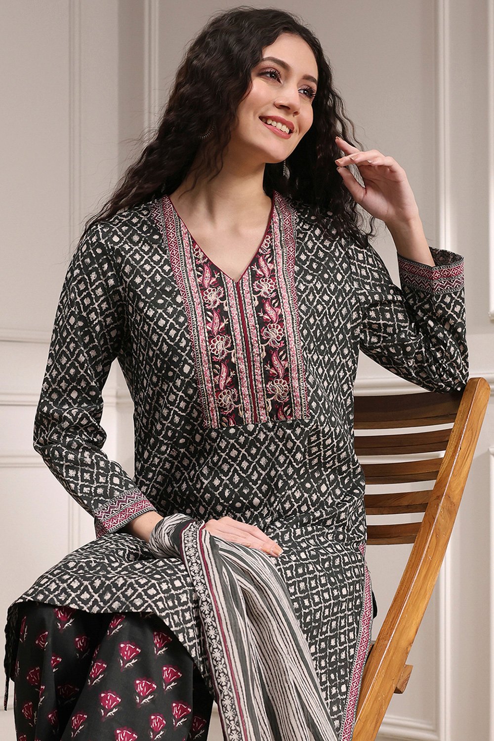 Black Cotton Printed Straight Suit Set image number 7