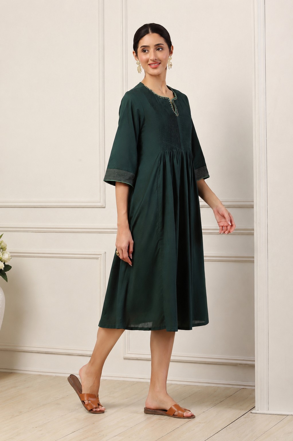 Green Cotton Solid Pleated A-Line Dress image number 3