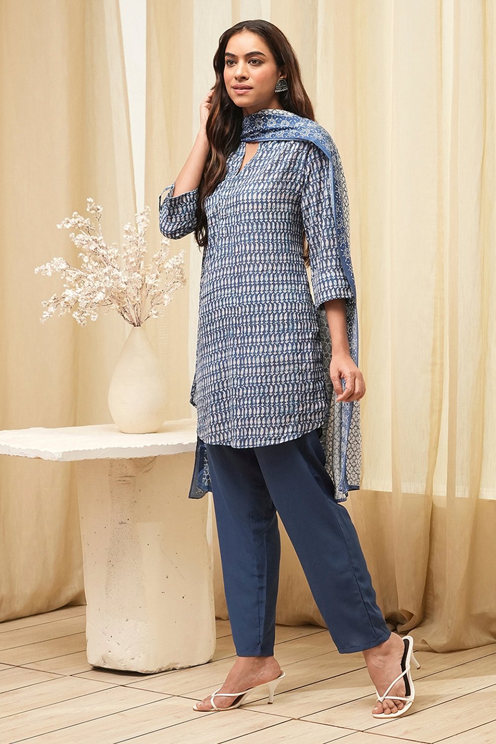 Grey & Pink Art Silk Straight Kurta Pant Suit Set image number 3