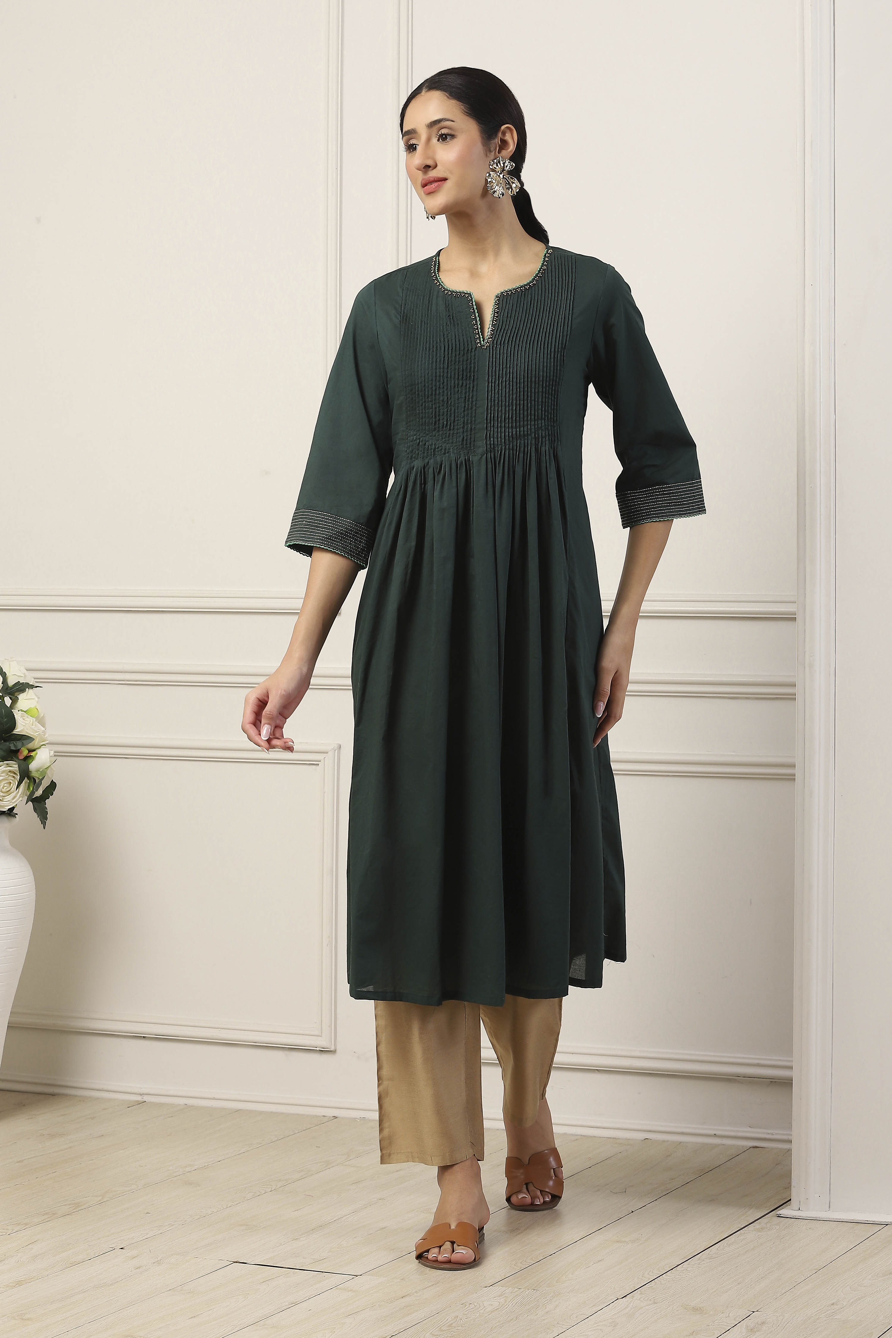 Green Cotton Solid Pleated A-Line Dress image number 5