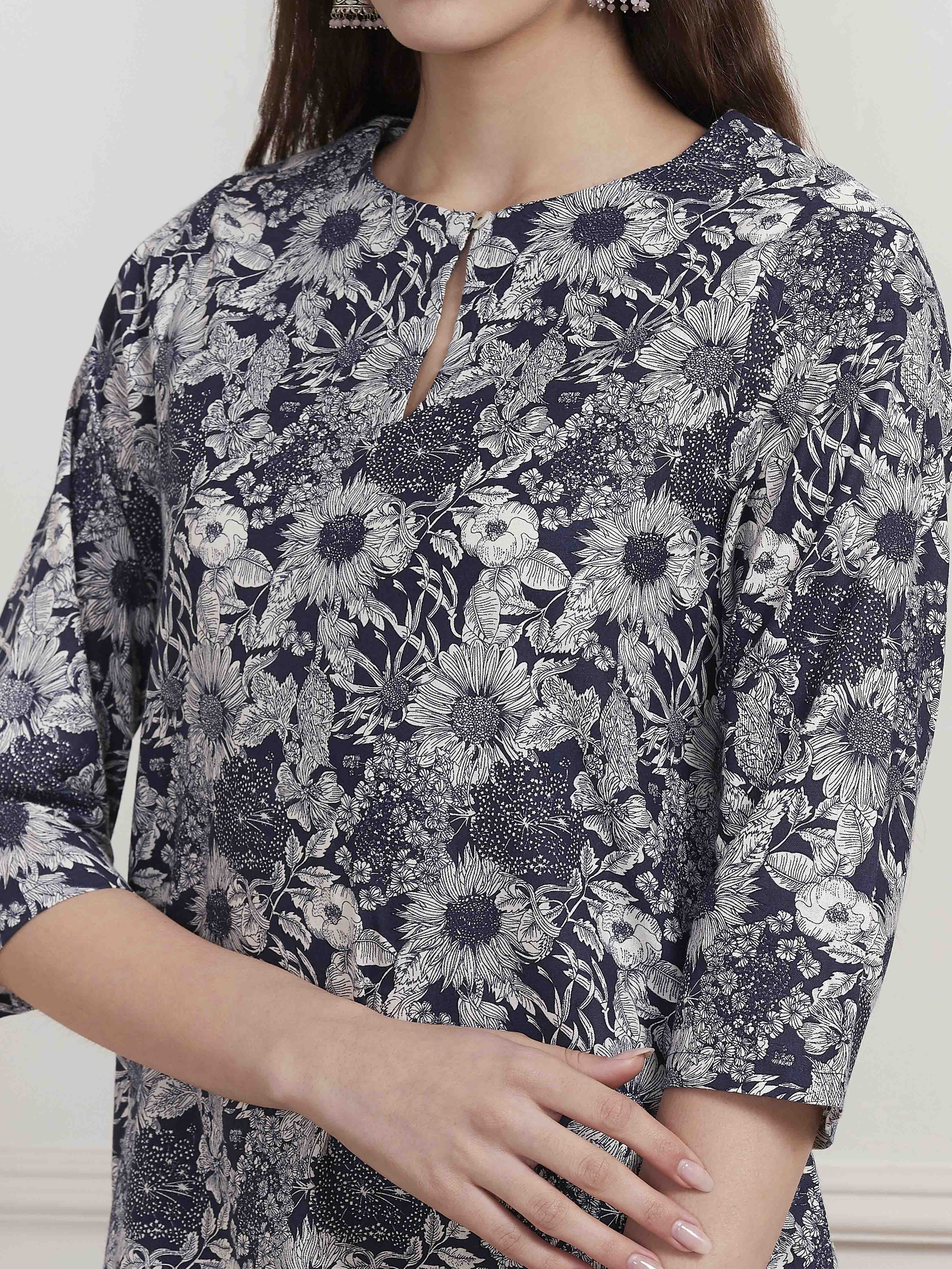 Blue Cotton Floral Printed Straight Kurta image number 1