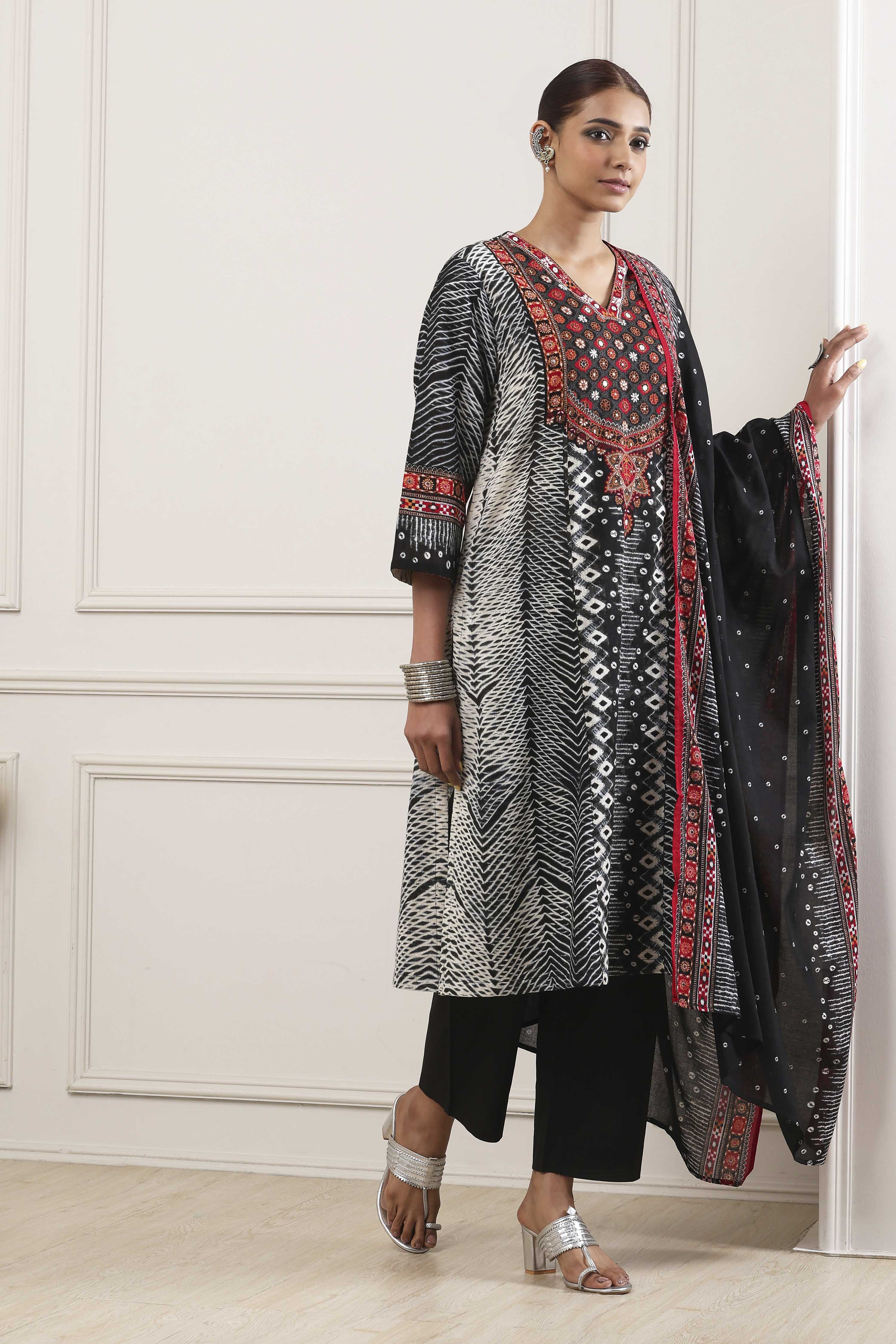 Black Cotton Printed Straight Suit Set image number 5