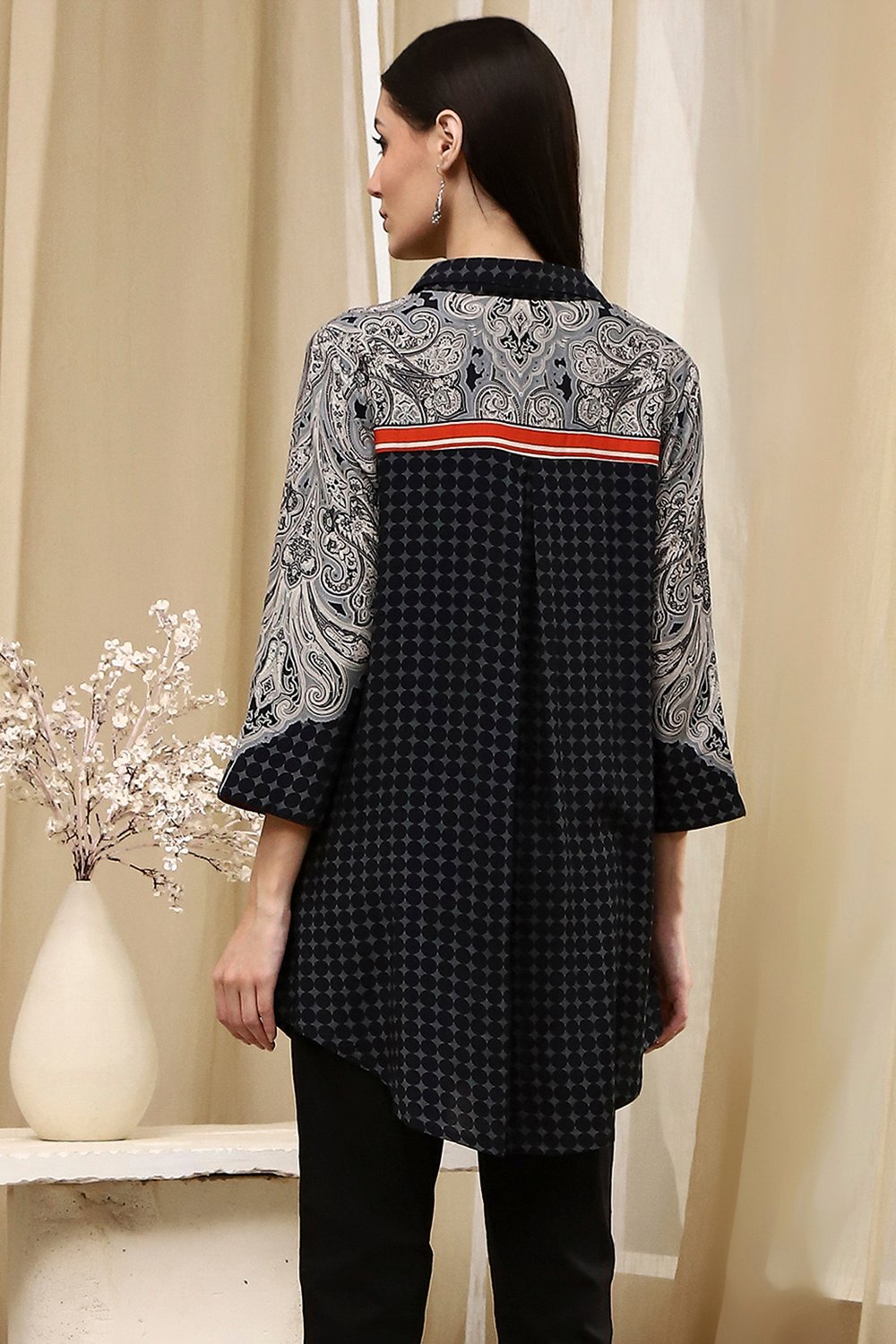 Black Printed Shirt-Style Straight Short Kurta image number 3