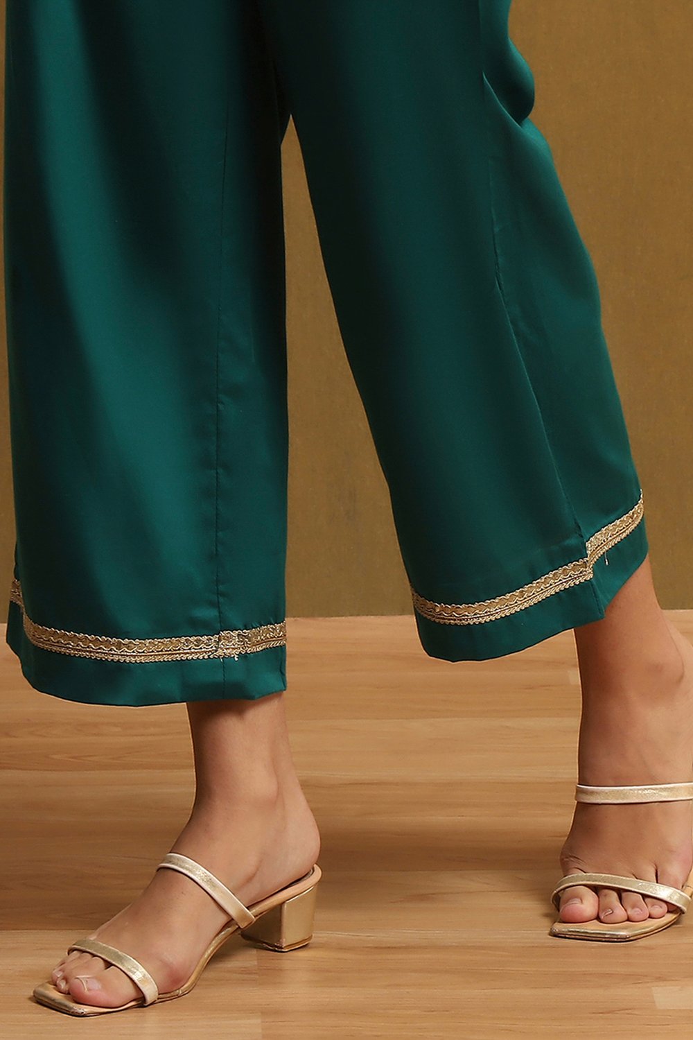 Off-White Embellished Festive Straight Suit Set image number 3