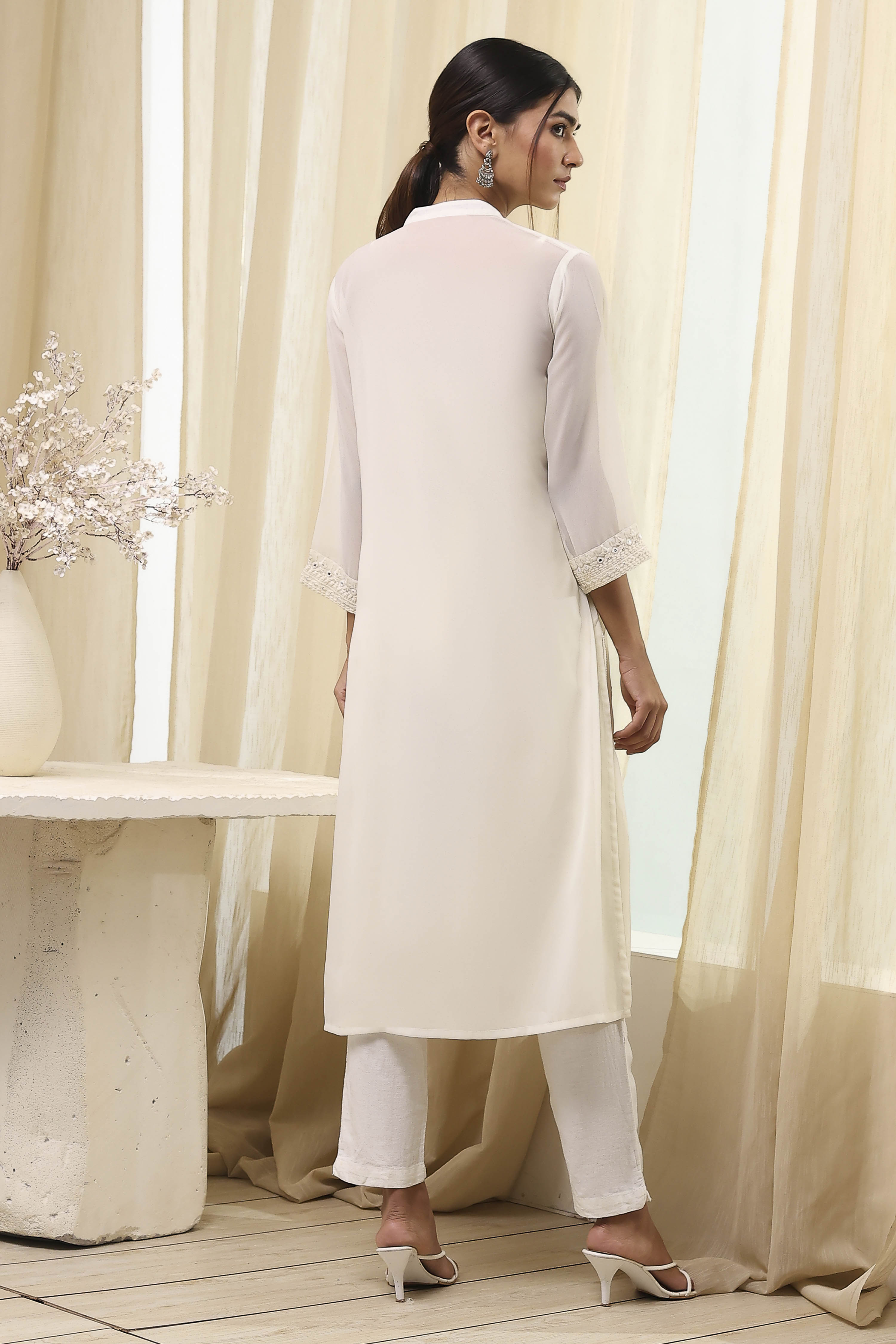 Off-White Embroidered Straight Kurta image number 3