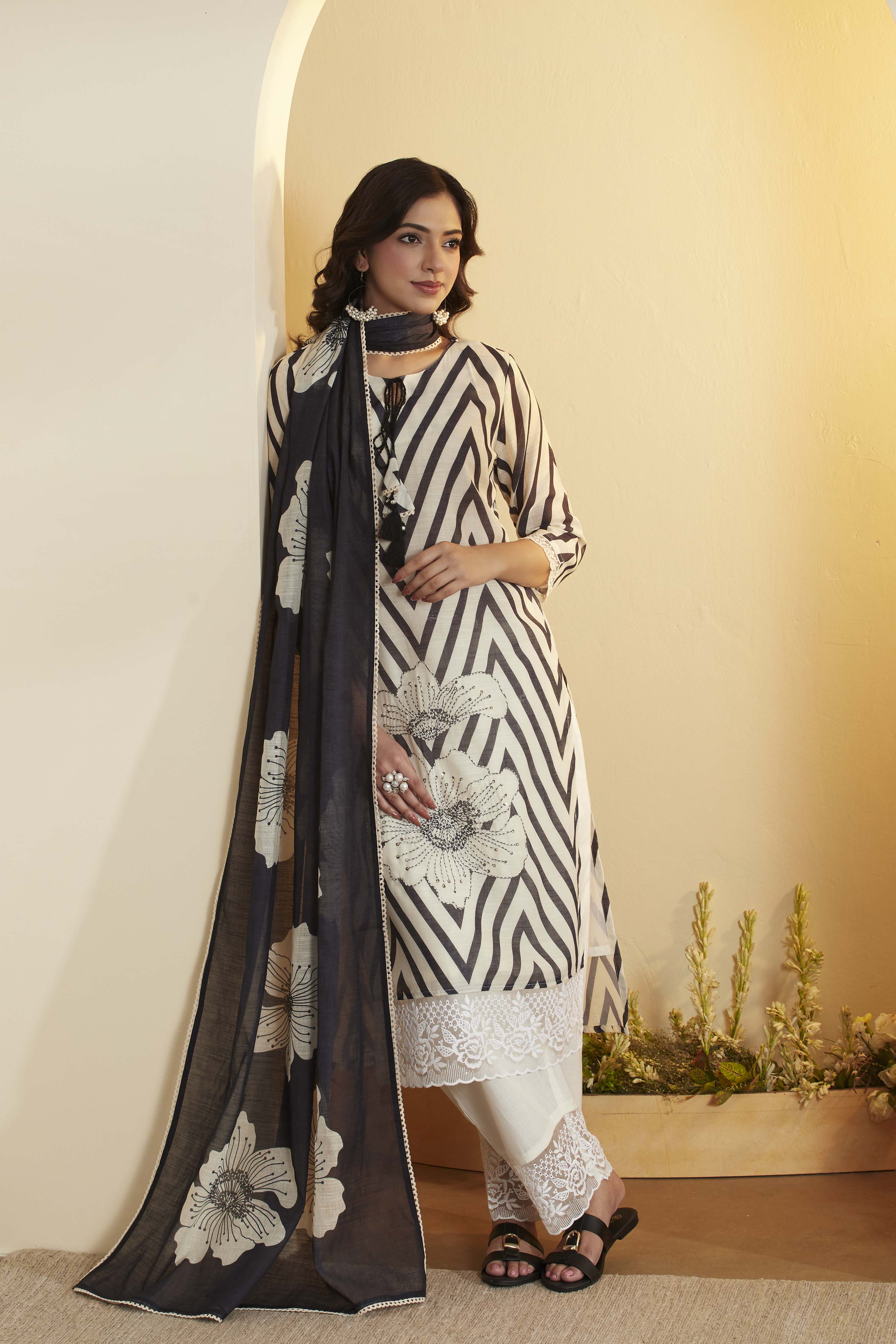 Black & White Printed Cotton Straight Kurta Set image number 0