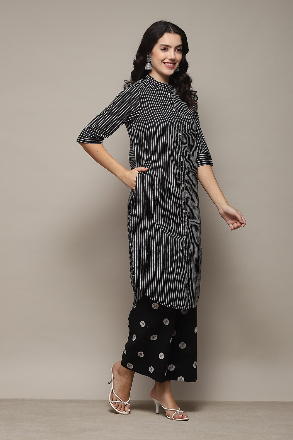 Grey Cambric Narrow Kurta Pant Suit Set image number 4