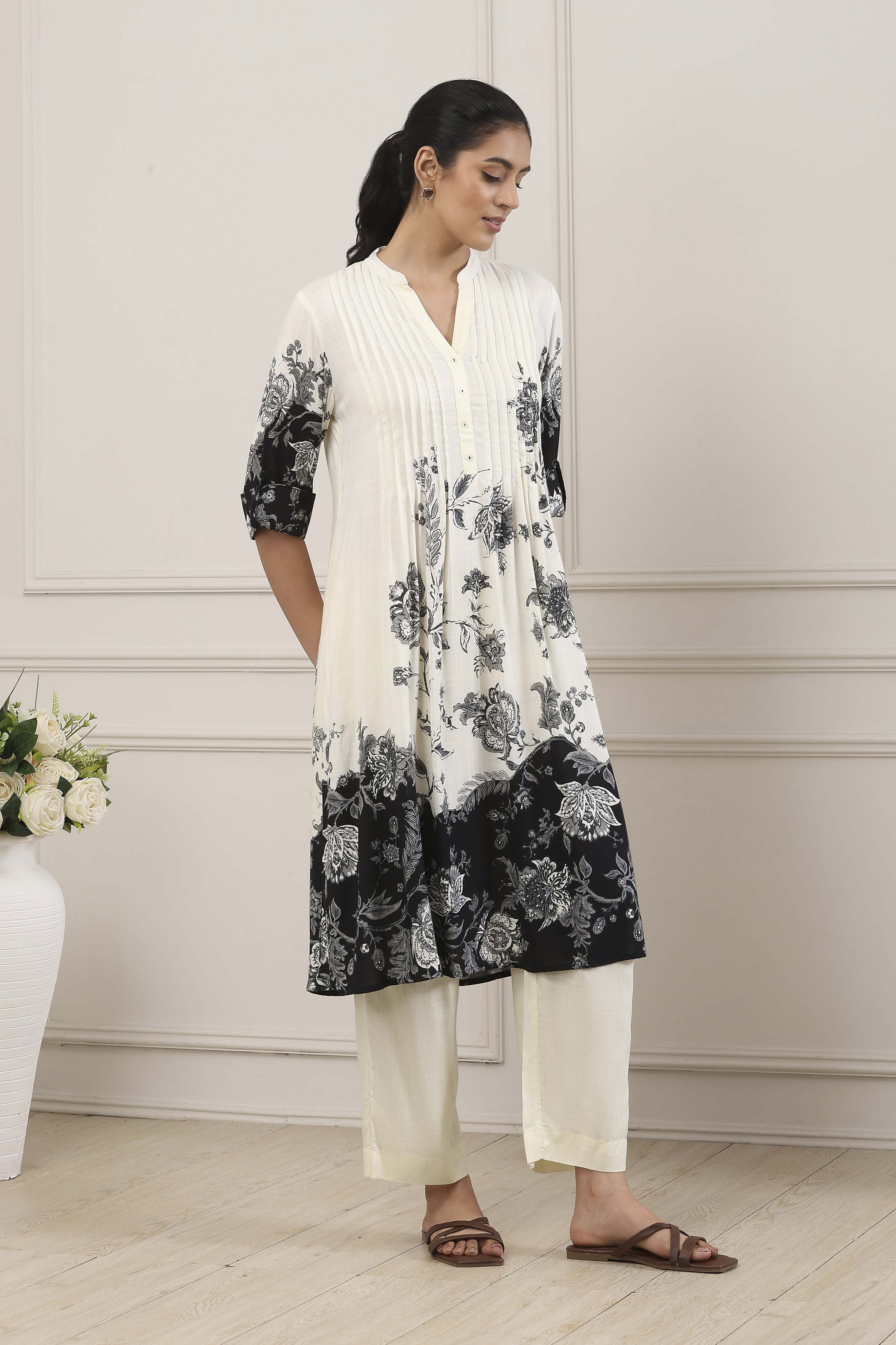 White & Black Monochrome Floral Printed Straight Kurta image number 4