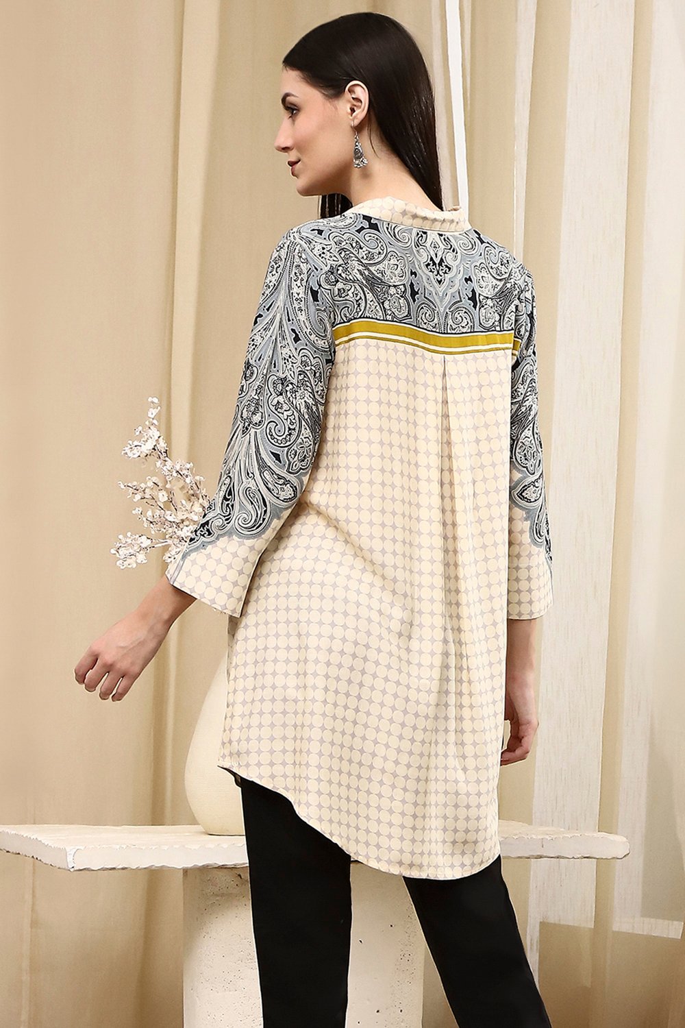Black Printed Shirt-Style Straight Short Kurta image number 3