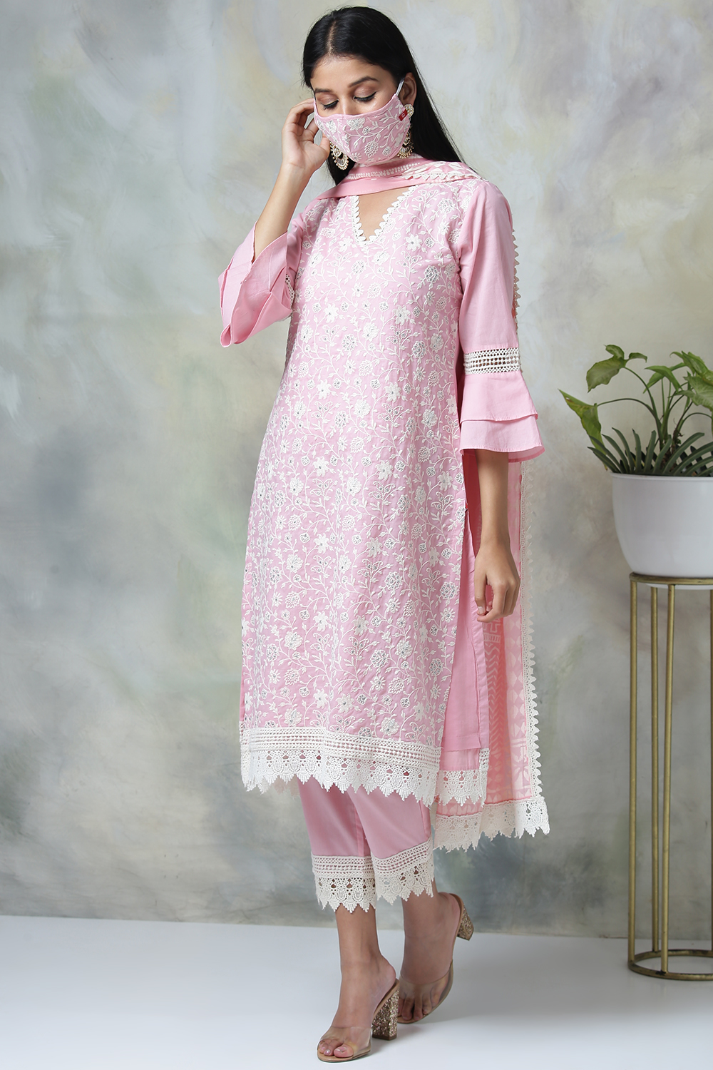 Off White Cotton Straight Kurta Slim Pant Suit Set image number 4