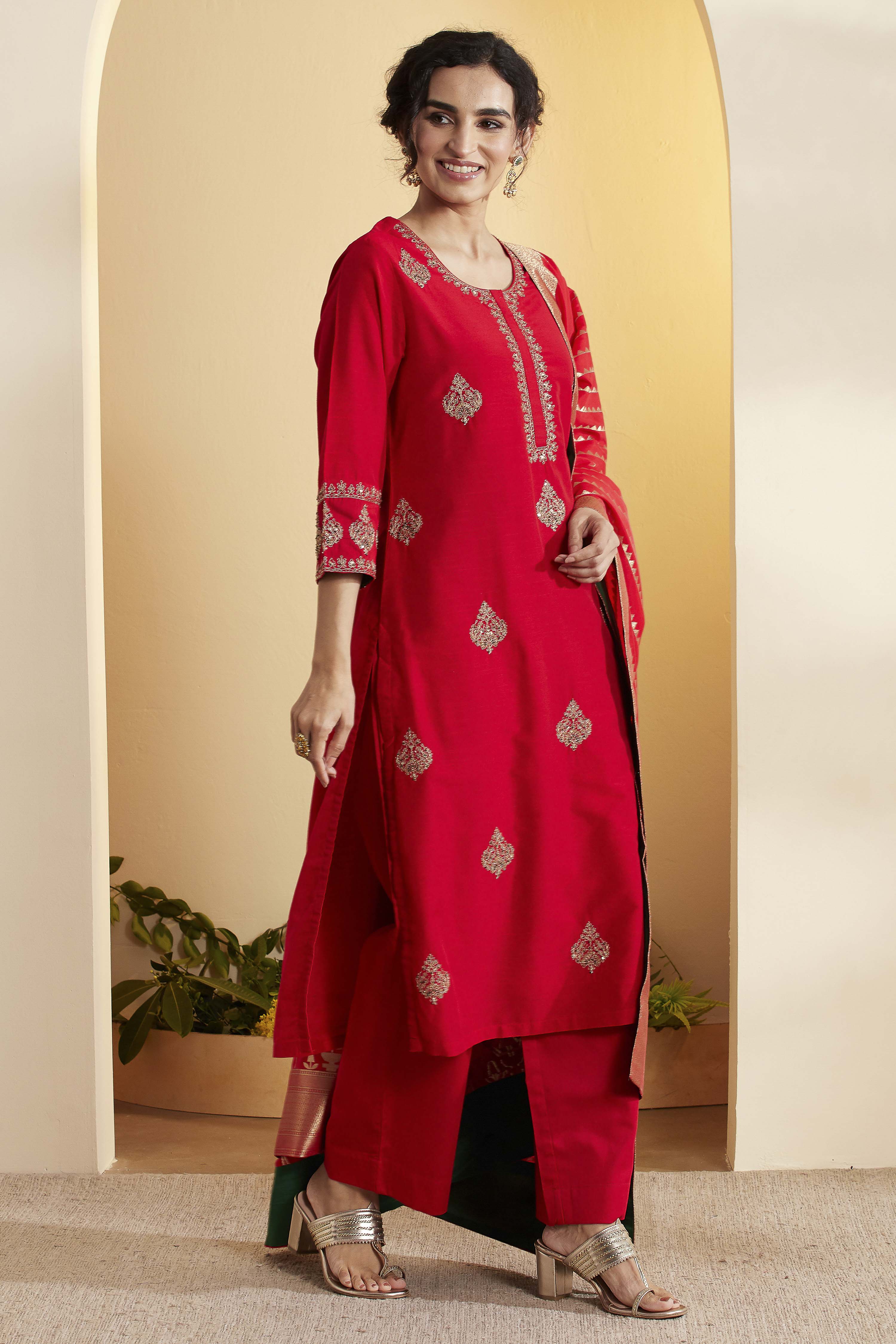 Red Poly Viscose Floral Design Straight Kurta Set image number 4